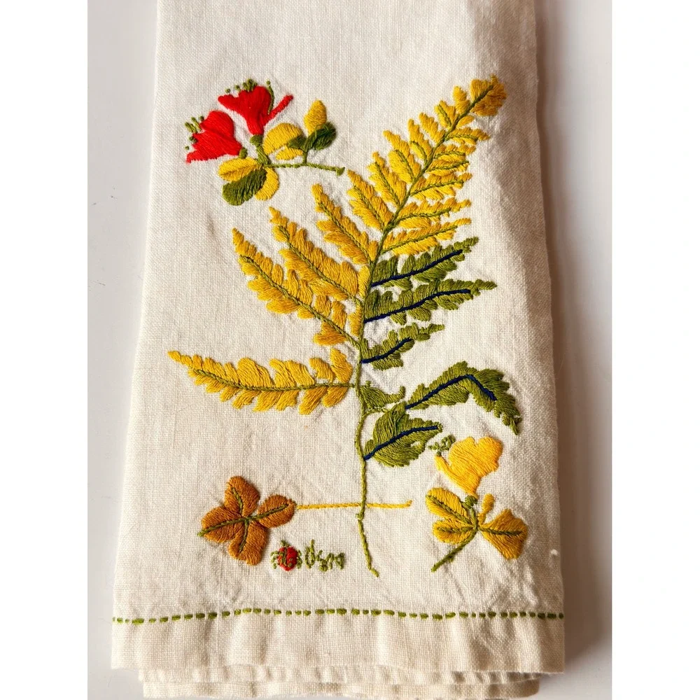 MCM Vera Neumann Vintage Linen Blend Fingertip Towels Embroidered Fern Set of 2